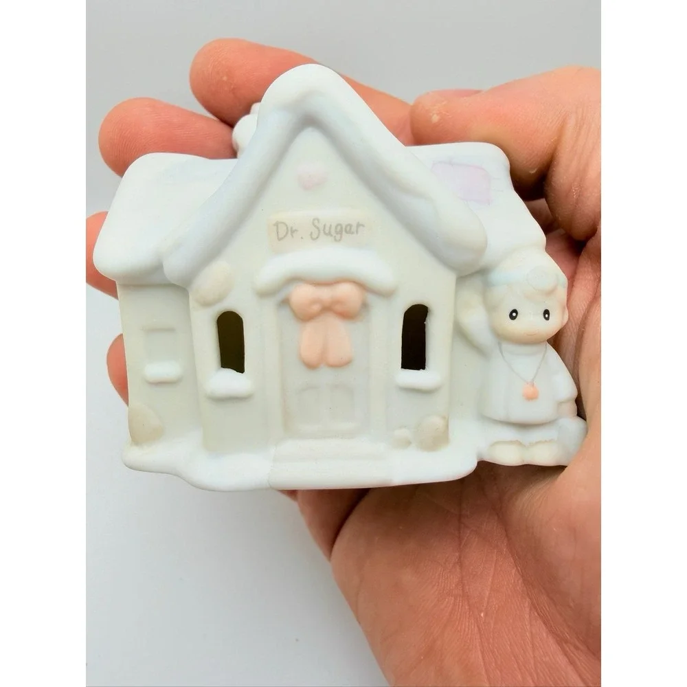 Precious Moments 1995 'Dr. Sugar's Office' Sugar Town Series #530441 Ornament